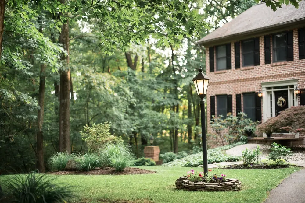 B powered electric - electrician in new orleans -post lamp - residential electrician new orleans